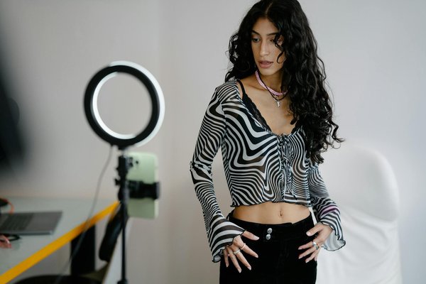 5 Conseils Inattendus pour Sublimer vos Robes à Paillettes au Quotidien tout en Conservant leur Charme Festif